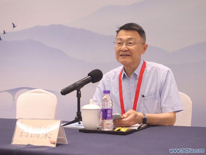 “小明围棋机器东说念主杯”寰宇围棋锦标赛（团体）裁判长吕国梁宣读贯注事项